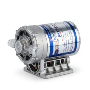 اضمن عمل نظام التحلية المنزلي لديك بأقصى كفاءة ممكنة مع مضخة الضغط المتطورة بقوة 90 PSI. صُممت هذه المضخة الاحترافية لتكون الحل المثالي لمشاكل ضعف ضغط المياه القادمة من الشبكة، حيث تعمل على رفع الضغط داخل نظام التناضح العكسي ($RO$) للوصول إلى المستويات المثالية. هذا الرفع الدقيق في الضغط يضمن لك تسريع عملية الفلترة، تقليل نسبة هدر المياه بشكل كبير، وتوفير تدفق قوي وسريع عند صنبور الشرب أو البرادة.