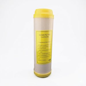 تخلص نهائياً من ترسبات الكلس والملوحة الزائدة في مياهك مع شمعة فلتر رزن (Resin) عالية الكفاءة مقاس 10 بوصة. صُممت هذه الشمعة المتطورة خصيصاً لمعالجة مشكلة "الماء العسر"؛ حيث تعتمد على تقنية التبادل الأيوني لاستبدال أيونات الكالسيوم والمغنيسيوم المسببة للتكلسات بأيونات صوديوم آمنة، مما يمنحك مياهًا ناعمة تحمي أجهزتك المنزلية وتحافظ على صحة عائلتك.
